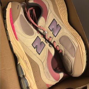 New Balance Men’s Beige and Pink Sneakers